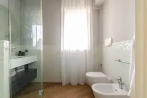 Vendita 5 locali a Melegnano, bagno