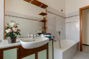 Vendita trilocale Melegnano bagno con vasca