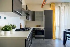 Agenzia Immobiliare Lodi - Vendita Bilocale Monza cucina a vista con porte finestre