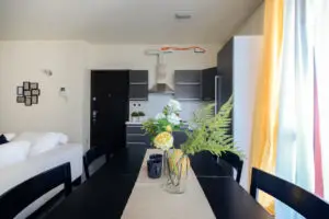 Agenzia Immobiliare Lodi - Vendita Bilocale Monza tavolo