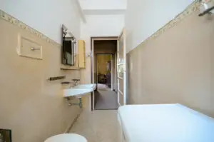 Agenzia Immobiliare Lodi 4 locali Zona Fanfani bagno da ristrutturare