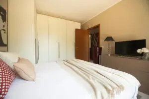 Vendita trilocale San Colonbano al Lambro, spaziosa camera matrimoniale con balcone