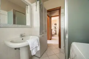 Vendita trilocale San Colonbano al Lambro, bagno con doccia