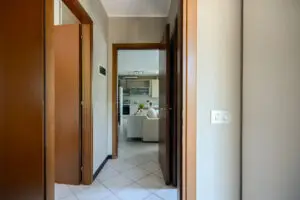 Vendita trilocale San Colonbano al Lambro, corridoio