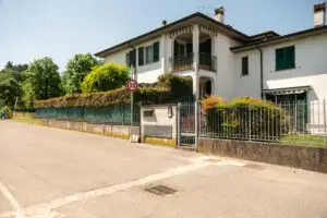 Vendita trilocale San Colonbano al Lambro, palazzina esterna