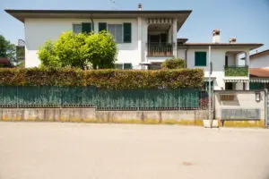 Vendita trilocale San Colonbano al Lambro, vista esterna palazzina