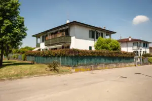 Vendita trilocale San Colonbano al Lambro,palaòzzina immersa nel verde