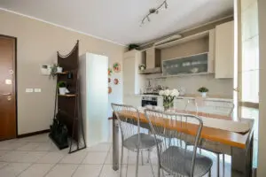 Vendita trilocale San Colonbano al Lambro - cucina a vista